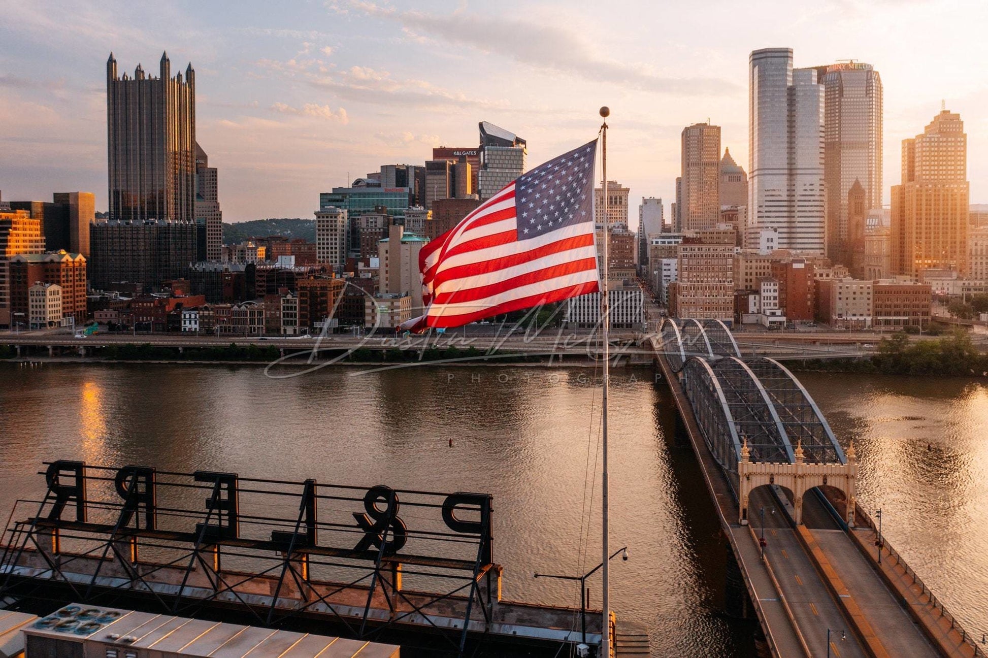 Pittsburgh Skyline Photo - The U.s. Flag On The P&le Rr Building Metal Prints Wall Art